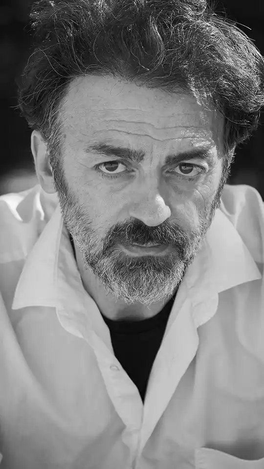 Portrait en noir et blanc d'Inaki Irouléguy, chef du restaurant Hodeilur a Saint Jean de Luz, regard intense en veste blanche
