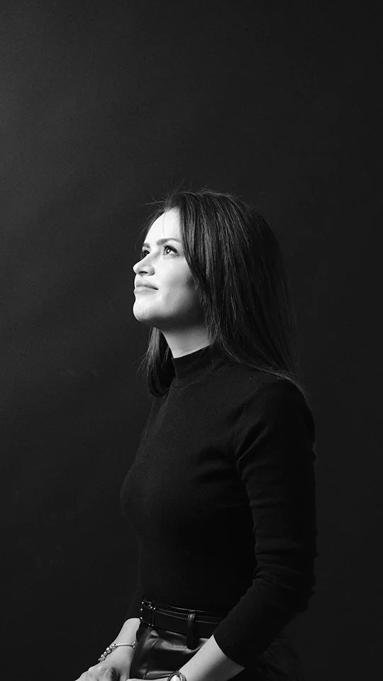 Portrait en noir et blanc de Sarah Potter, membre de l'équipe du restaurant Hodeilur a Saint Jean de Luz, regard tourné vers l'horizon