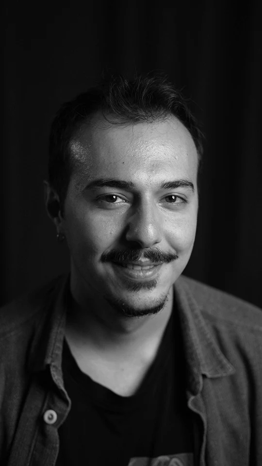 Portrait en noir et blanc de Michel Ducas, membre de l'équipe du restaurant Hodeilur a Saint Jean de Luz, sourire chaleureux