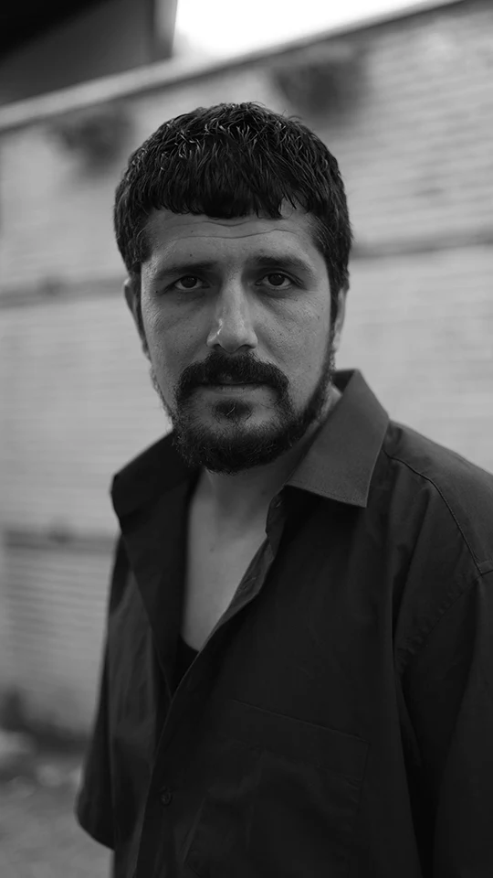 Portrait en noir et blanc de Regis Poullard, membre de l'équipe du restaurant Hodeilur a Saint Jean de Luz, regard direct et déterminé